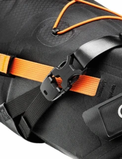 Sacoche De Selle Ortlieb BikePacking 11 11 Sacoche De Selle Ortlieb BikePacking 11 -Équipement De Plein Air Sacoche Bikepacking ORTLIEB Saddle 11 F9912 vue fixation