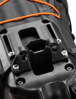 Sacoche De Selle Ortlieb BikePacking QR 13 -Équipement De Plein Air Sacoche Bikepacking ORTLIEB Saddle 13QR F9903 vue fixation