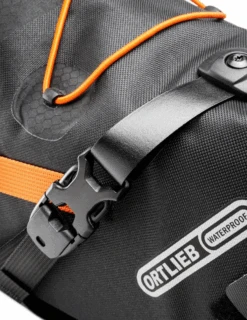 Sacoche De Selle Ortlieb BikePacking 16,5 -Équipement De Plein Air Sacoche Bikepacking ORTLIEB Saddle 16.5 F9902 vue fixation