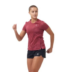 T-Shirt De Running Odlo Zeroweight Engineered Chill-Tec Manches Courtes Femme -Équipement De Plein Air T Shirt Running OdloChillTech Femme Bordeaux vue portee face